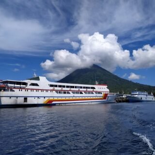 Kapal singgah di pelabuhan Jailolo