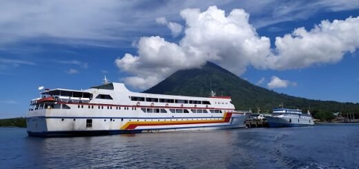 Kapal singgah di pelabuhan Jailolo