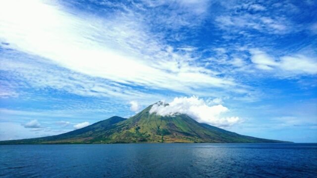 Pendakian Gunung Sangeang Dengan Keindahan Alamnya - Photo by 2 POS