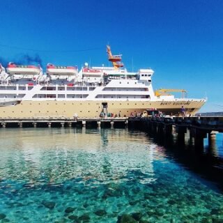 Kapal pelni bersandar di dermaga pelabuhan tenau kupang