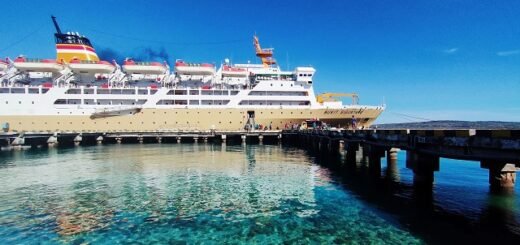 Kapal pelni bersandar di dermaga pelabuhan tenau kupang