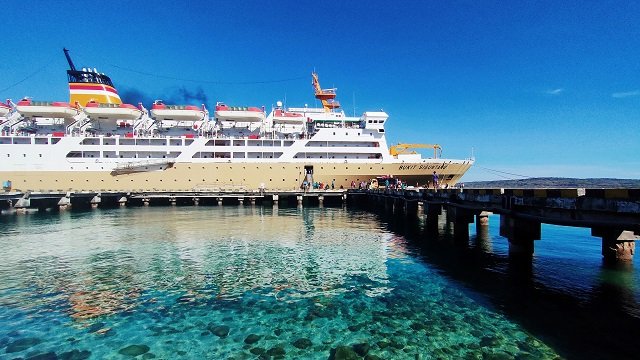 Kapal pelni bersandar di dermaga pelabuhan tenau kupang