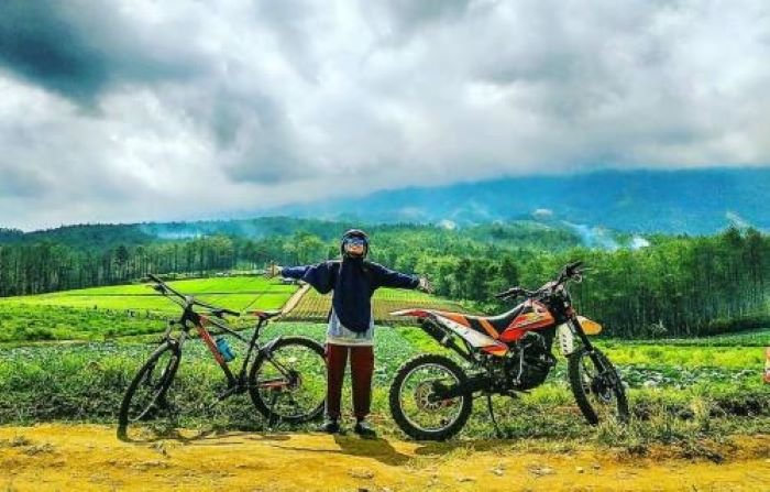 Bersepeda dan Offroad di Bukit Jengkoang - Photo by IG @devi.gtw