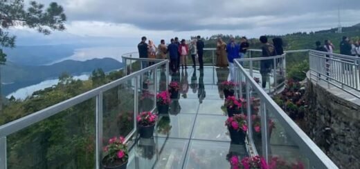 Jembatan Kaca Danau Toba di Maulana Cafe - Photo by IG @maulana _cafe R