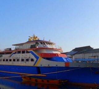 Kapal Dari Ambon ke Manado