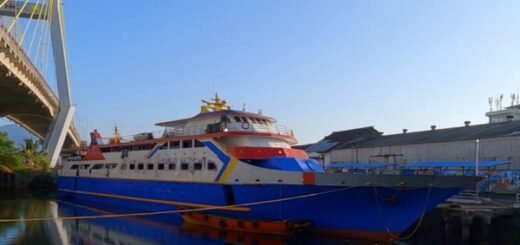 Kapal Dari Ambon ke Manado