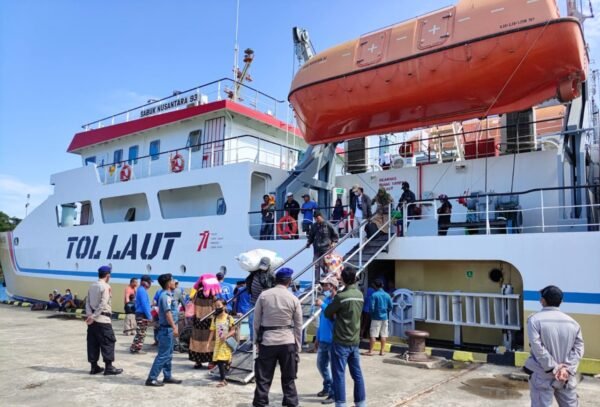 Naik kapal Sabuk Nusantara 93