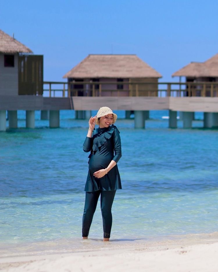 Outfit Liburan Ke Pantai Untuk Ibu Hamil Berhijab