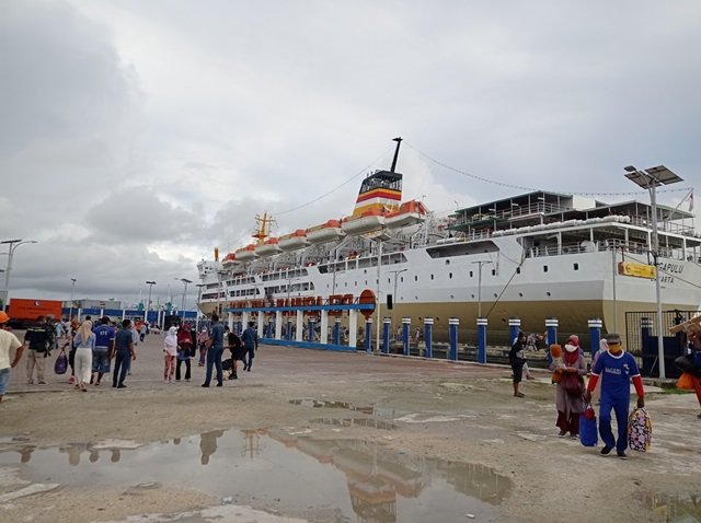 kapal singgah di Pelabuhan Yos Sudarso Tual