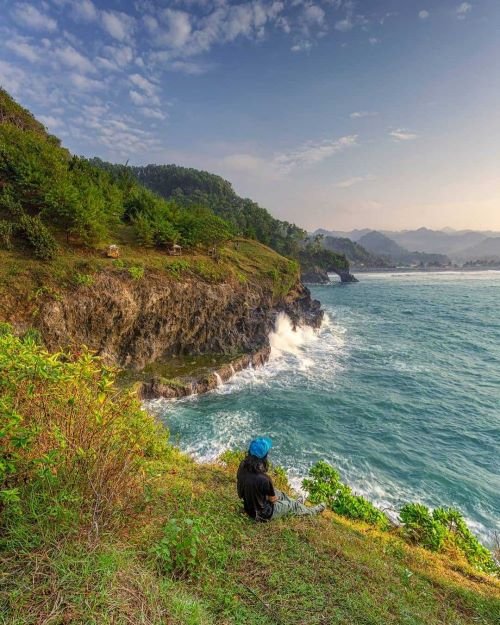 Pantai Lampon Kebumen - Photo by IG @areifkust