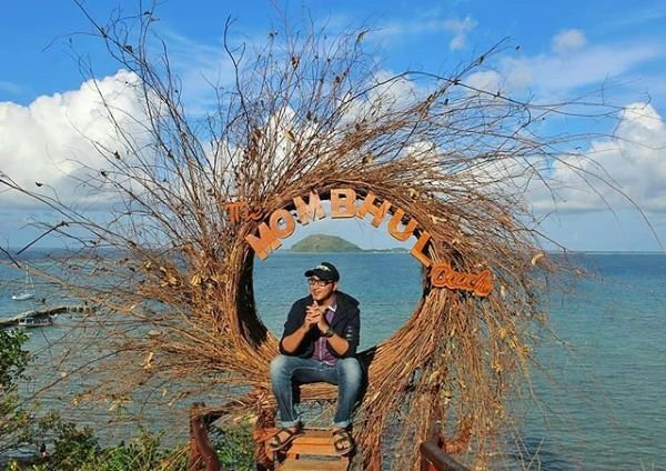 Suasana Pantai Mombhul Tempat Wisata Keluarga di Gresik - Photo by IG @beny.faza