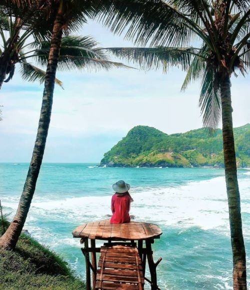 Watu Bale Pantai di Kebumen - Photo by @I_angelinee