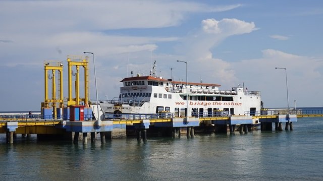 kapal singgah di Pelabuhan Muntok