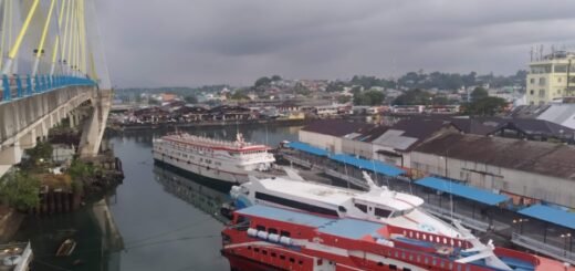 Naik kapal Laut Manado