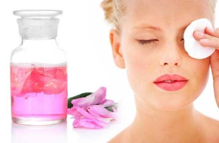 Cara Membersihkan Mata Belekan Dengan Air Mawar - Photo by Google