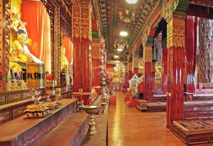 Ganden Sumtseling Monastery Shangri La China - Photo by Pinterest