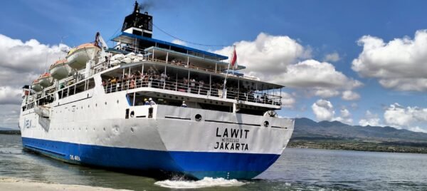 Kapal pelni KM Lawit