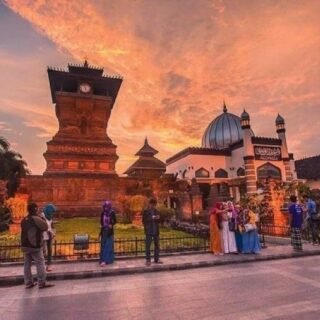 6 Wisata Ziarah di Pulau Jawa Bersejarah - Photo by Pinterest