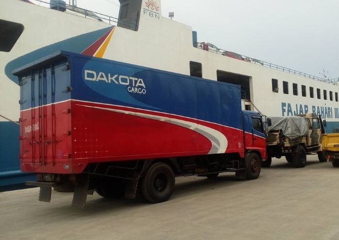 Dakota Cargo ke Manokwari - Photo 