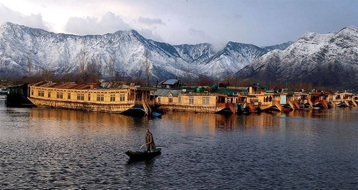 Houseboat di Dal Lake Kashmir - Photo by Kashmir Houseboat Owners Association