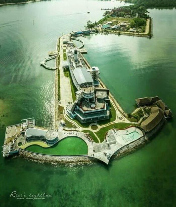 Doulos Phos The Ship Hotel & Villa - Photo by Facebook